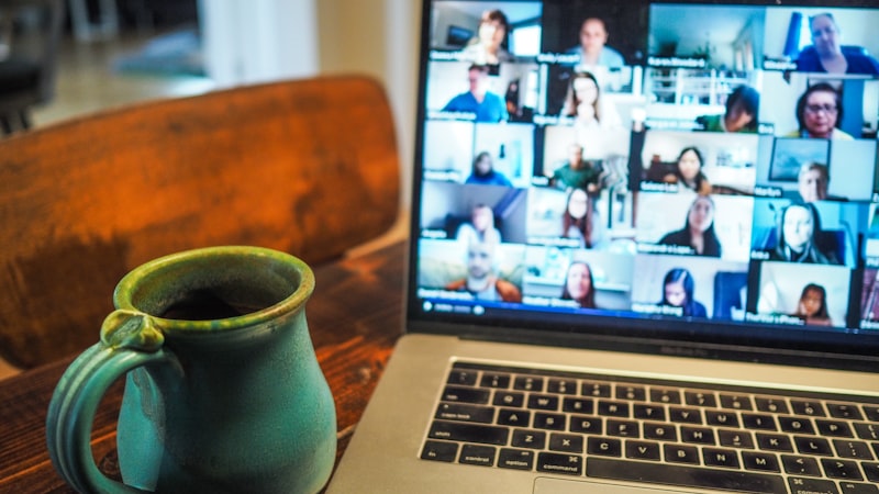 Google Meetでオンライン会議に参加するチーム
